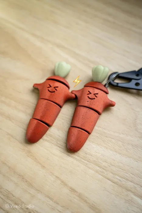 Carrot Duo | Magnetic Flexible Carrot Fidget Keychain